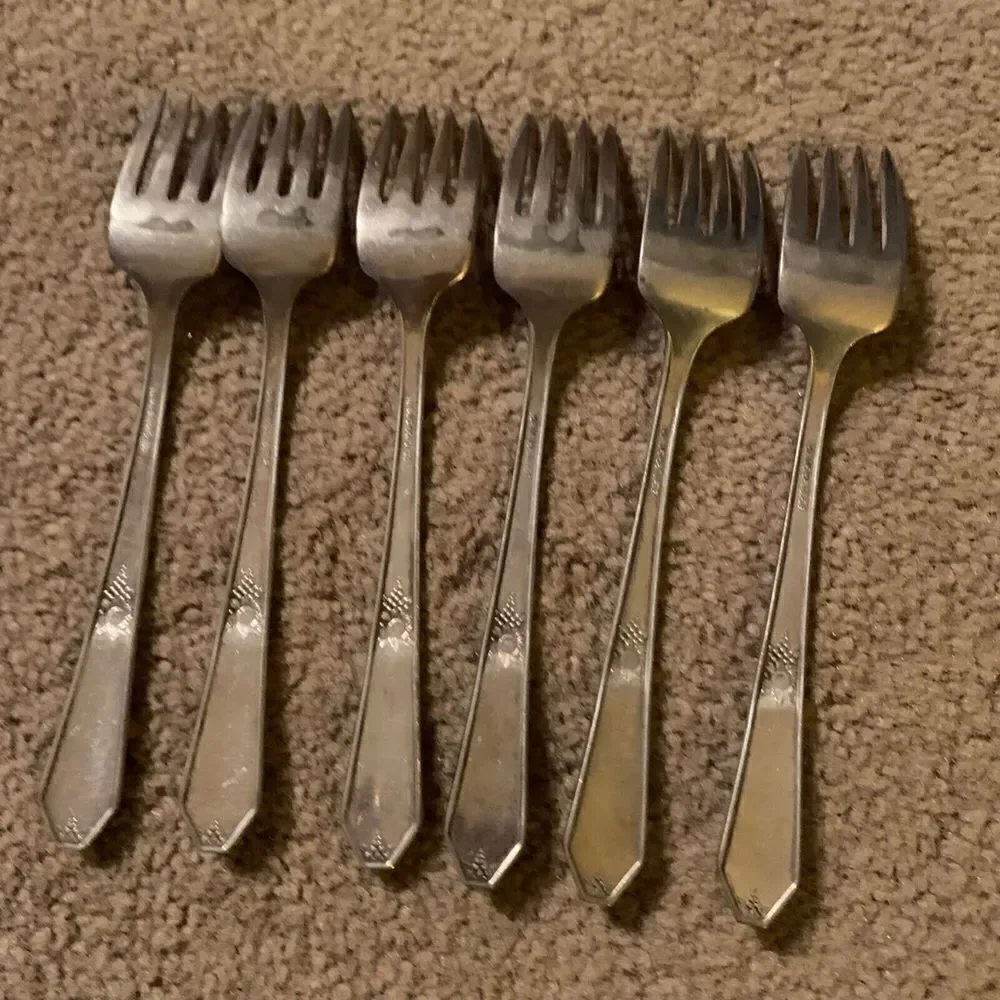 6 Wm. Rogers Memory Hiawatha Silverplate Flatware Salad Forks
